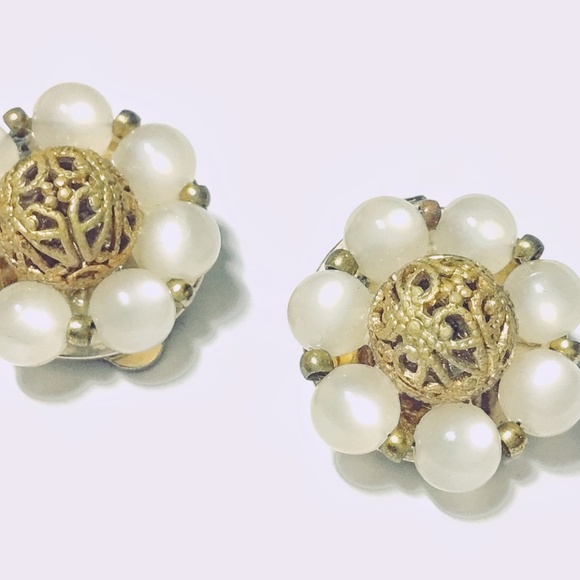 Vintage 1950s Signed Lisner Frosted Lucite Gold Tone Clip Earrings - Picture 1 of 3